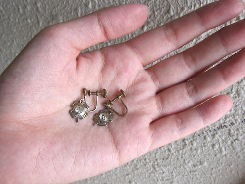 ヴィンテージイヤリング*小さな四葉のクローバーが揺れるイヤリング*ラッキーチャーム*1950's