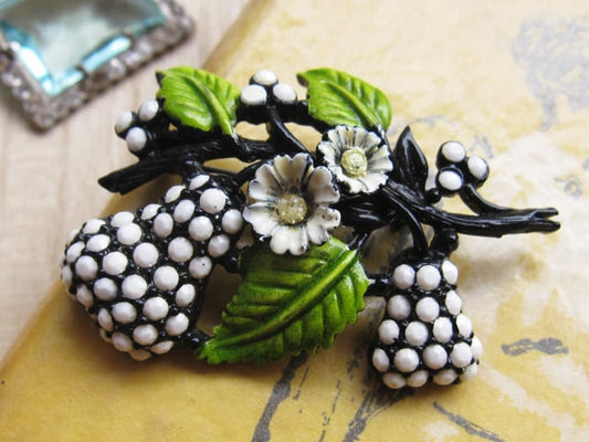 【1点もの】ヴィンテージブローチ / 洋梨 / フルーツ・ブローチ / 1960's / ホリークラフトHOLLYCRAFT社