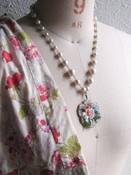 ハンドメイド*ロングネックレス*ベビーピンクのパールとフランス製ビーズの薔薇*