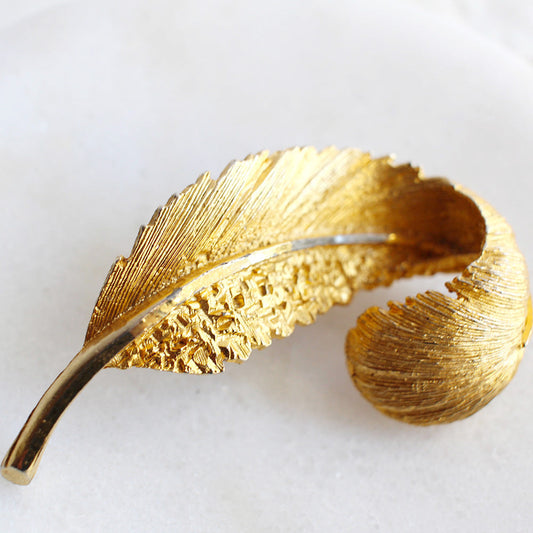 【1点もの】【CP送料込】【USAヴィンテージ】1970年代・金色の羽根のブローチ / フェザー