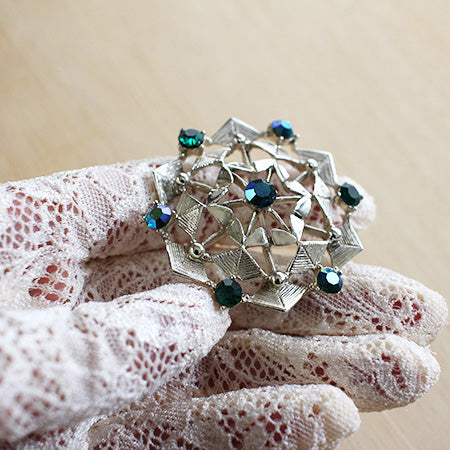 【1点もの】【CP送料込】【USAヴィンテージ】1960年代・BSK刻印 / 雪の結晶のような幾何学模様のブローチ / オーロラグリーンのビジュー